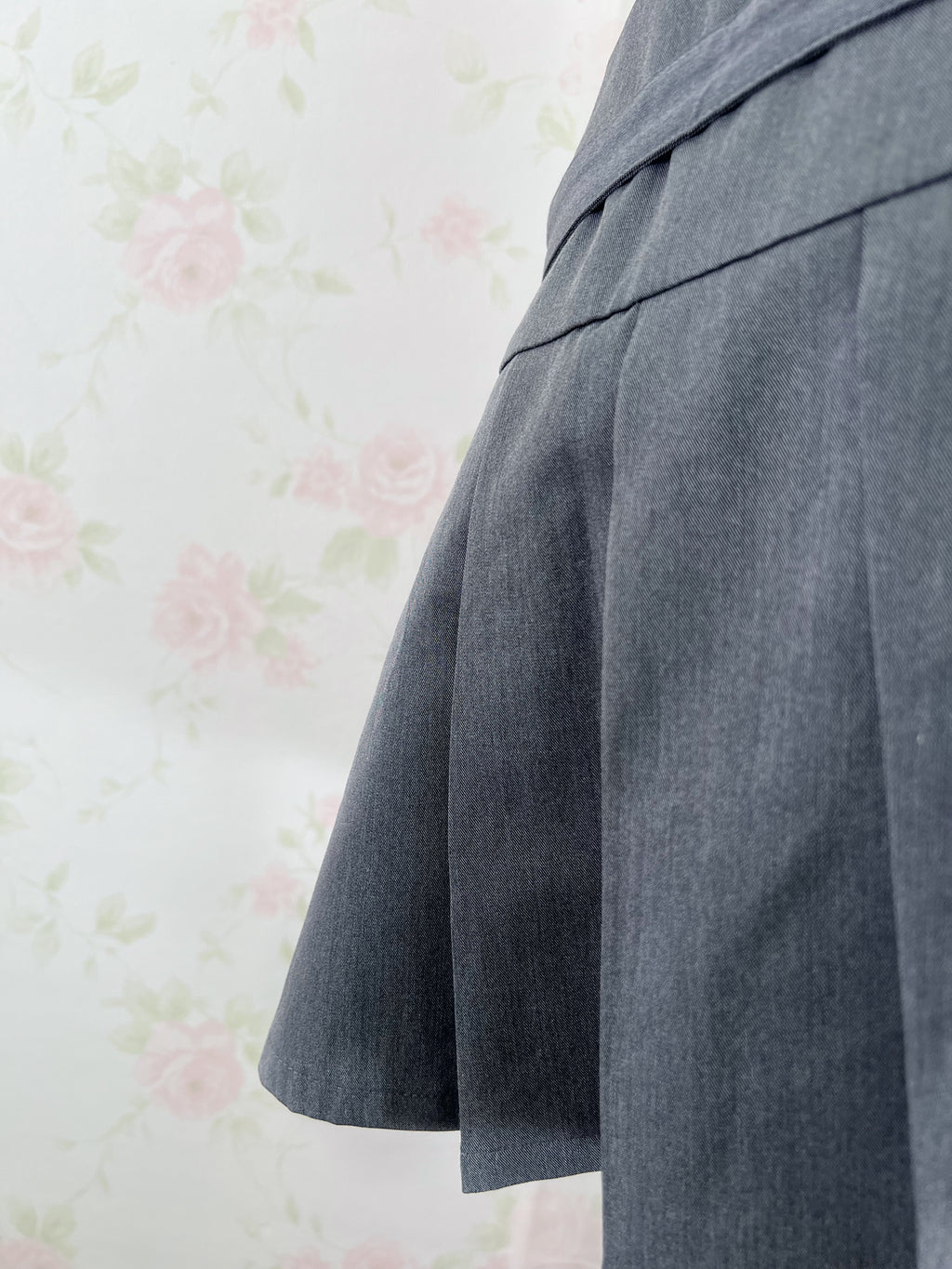 Pleated skirt with belt