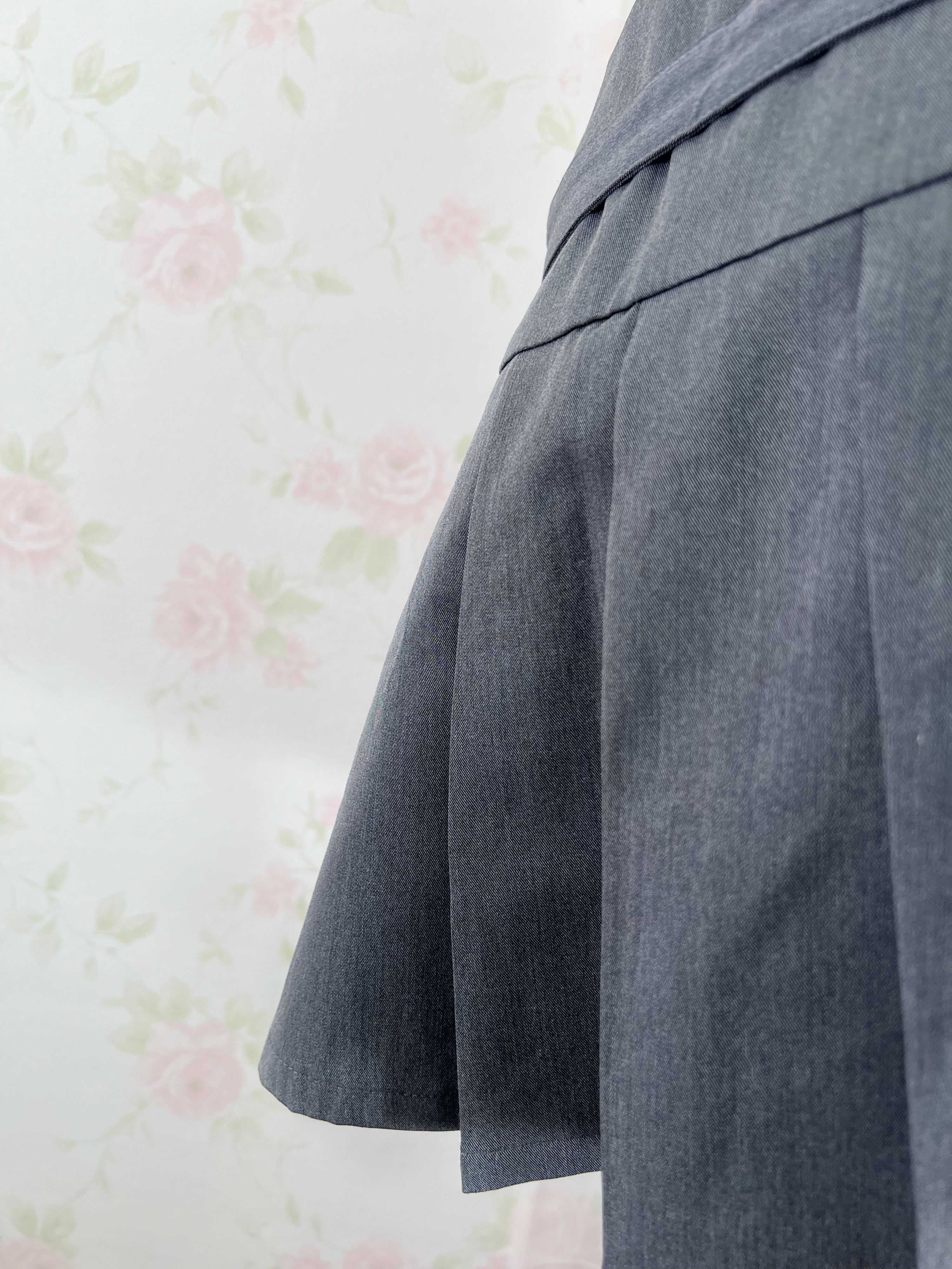 Pleated skirt with belt