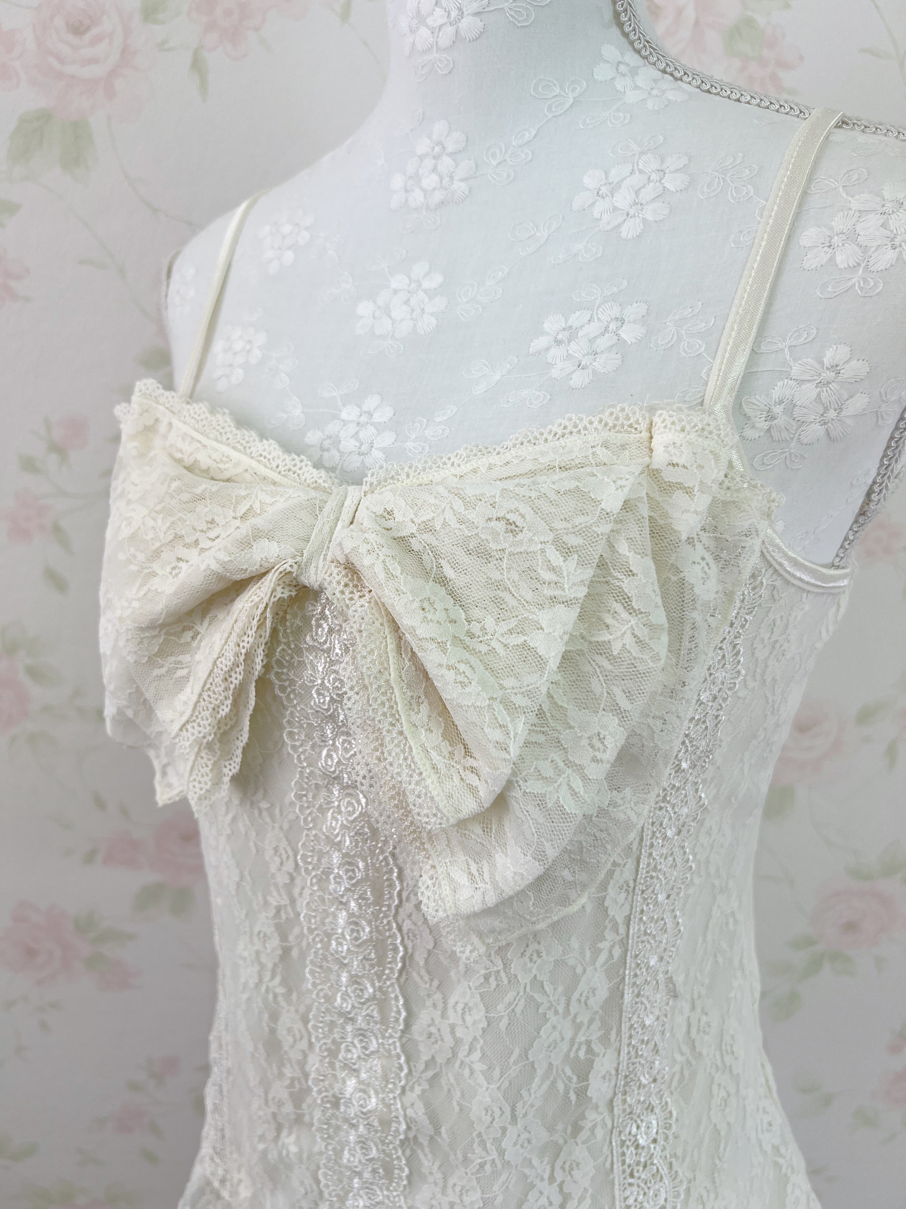 axes femme Y2K Big Bow Lace Camisole (Ivory)