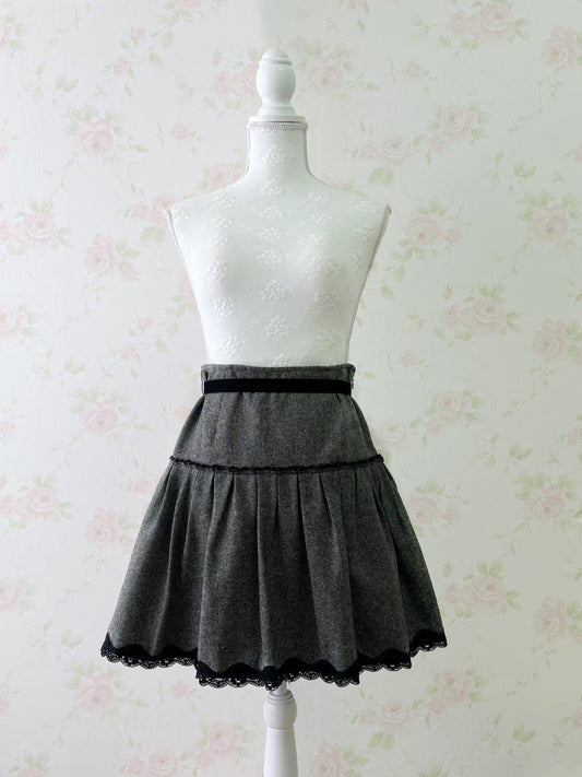 L’EST ROSE Lace Hem Skirt (Black)