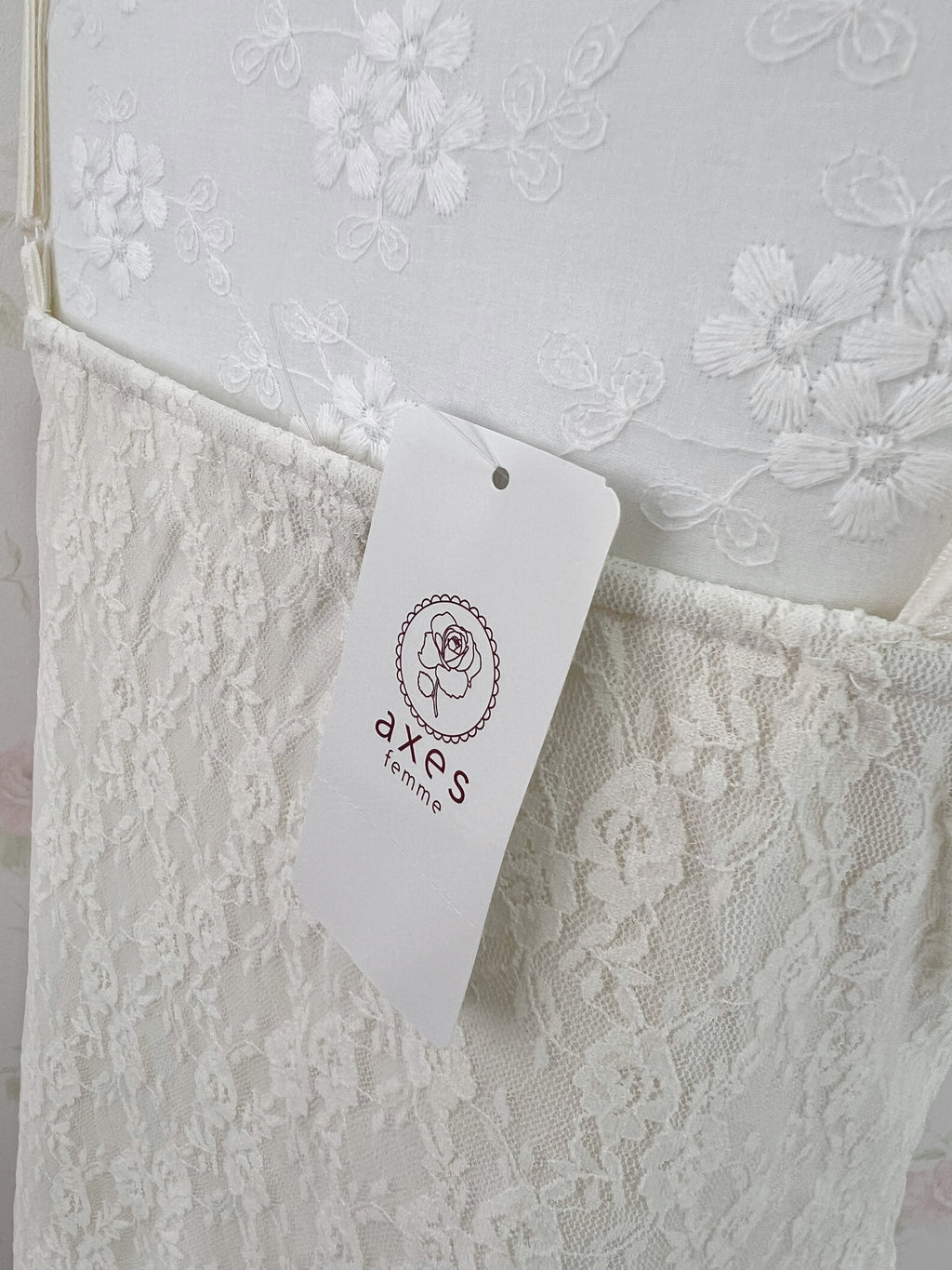 axes femme Y2K Big Bow Lace Camisole (Ivory)