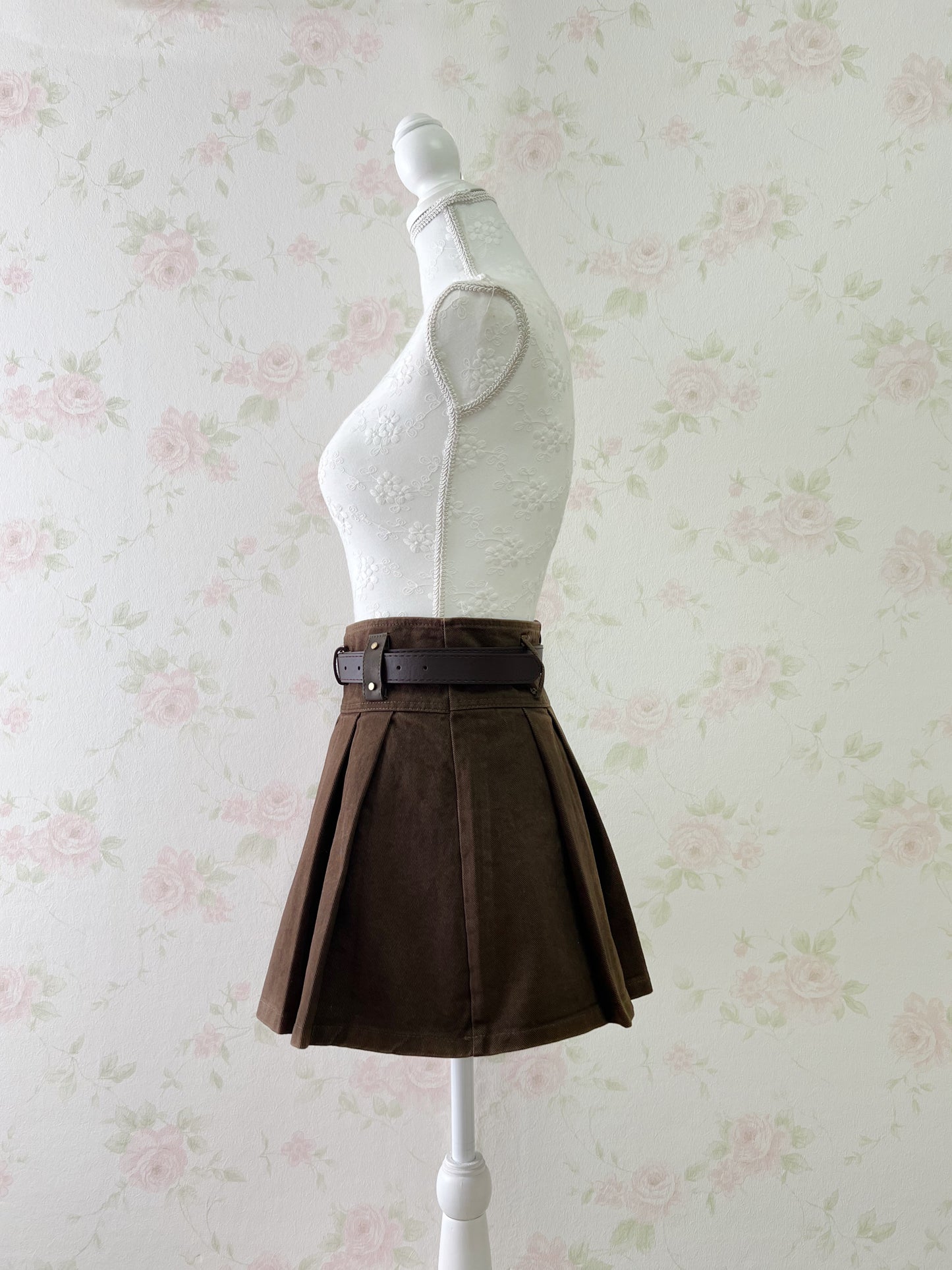 SPINNS ATTITUDE MAKES STYLE Pleated Belt Skirt (Brown)