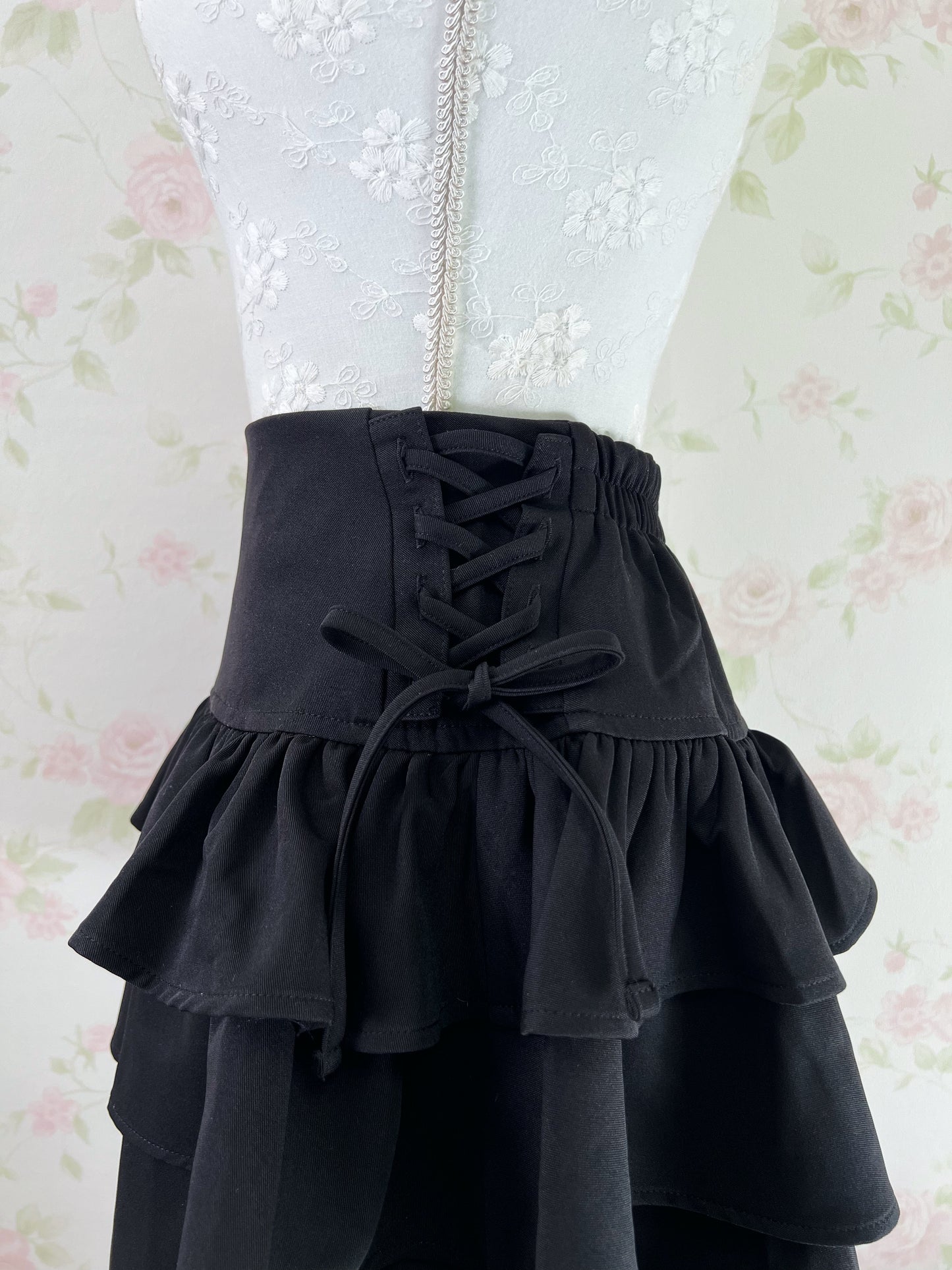 GRL Tiered  High Waist Side Bow Skirt (Black)