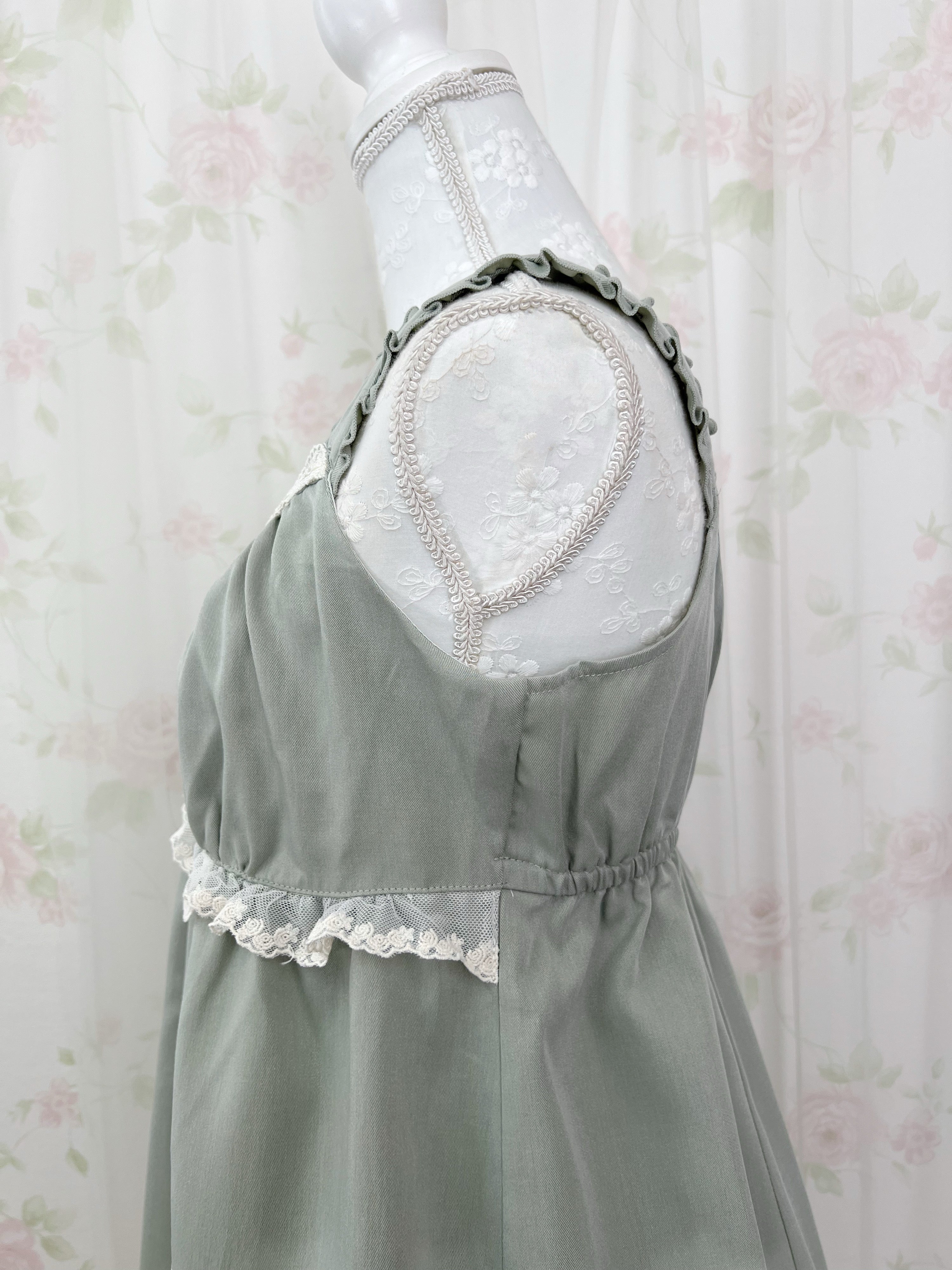 axes femme Lace Gathered Dress (Antique Green)