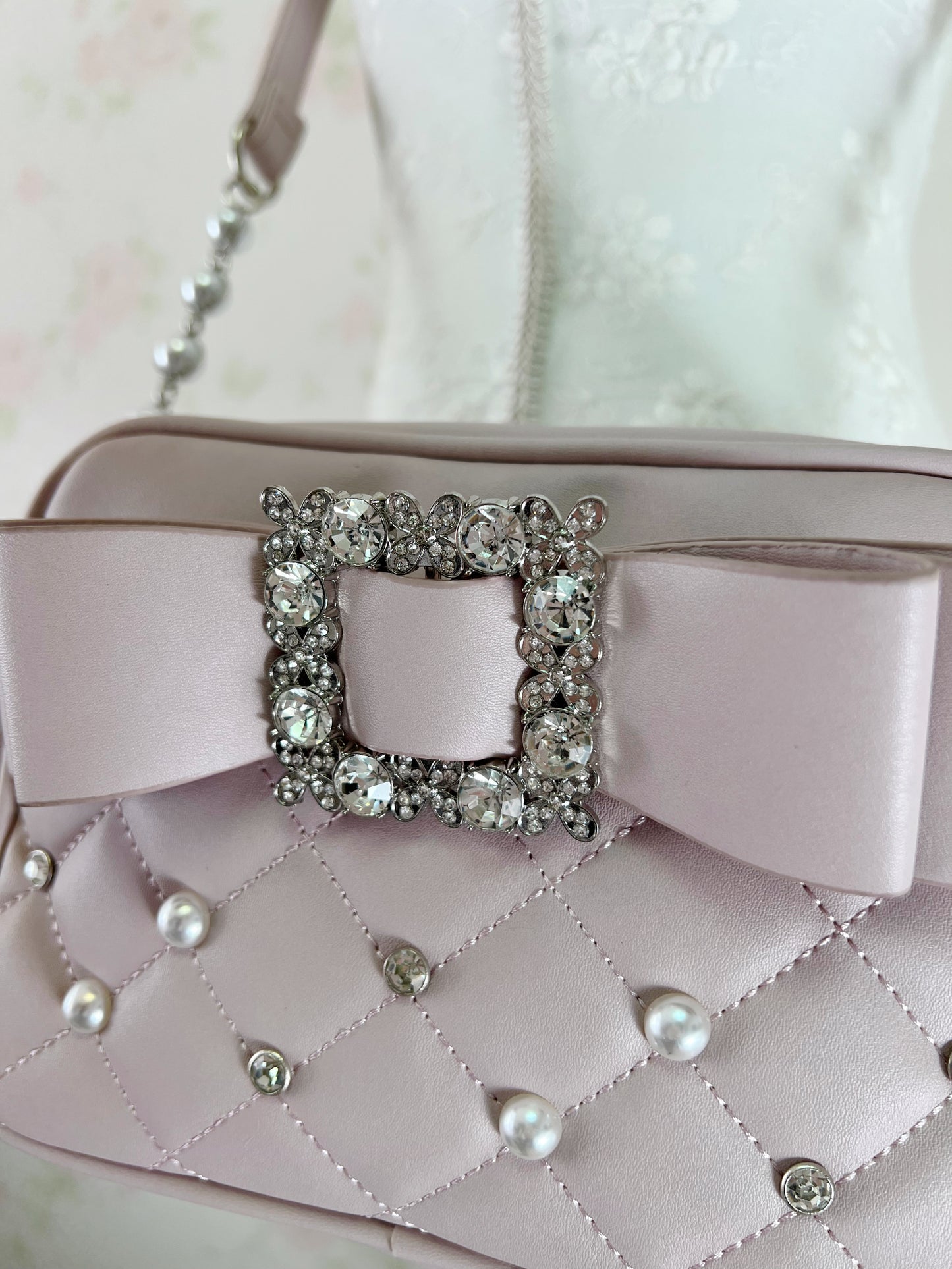 NOEMIE Crystal Buckle Pearl Shoulder Bag (Grayish Pink)