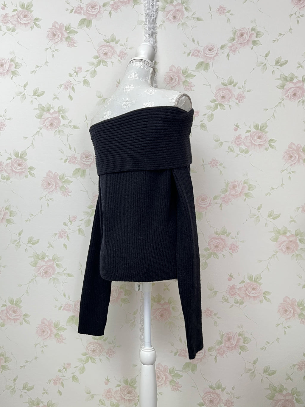 Shoujo Off Shoulder Sweater (Black)