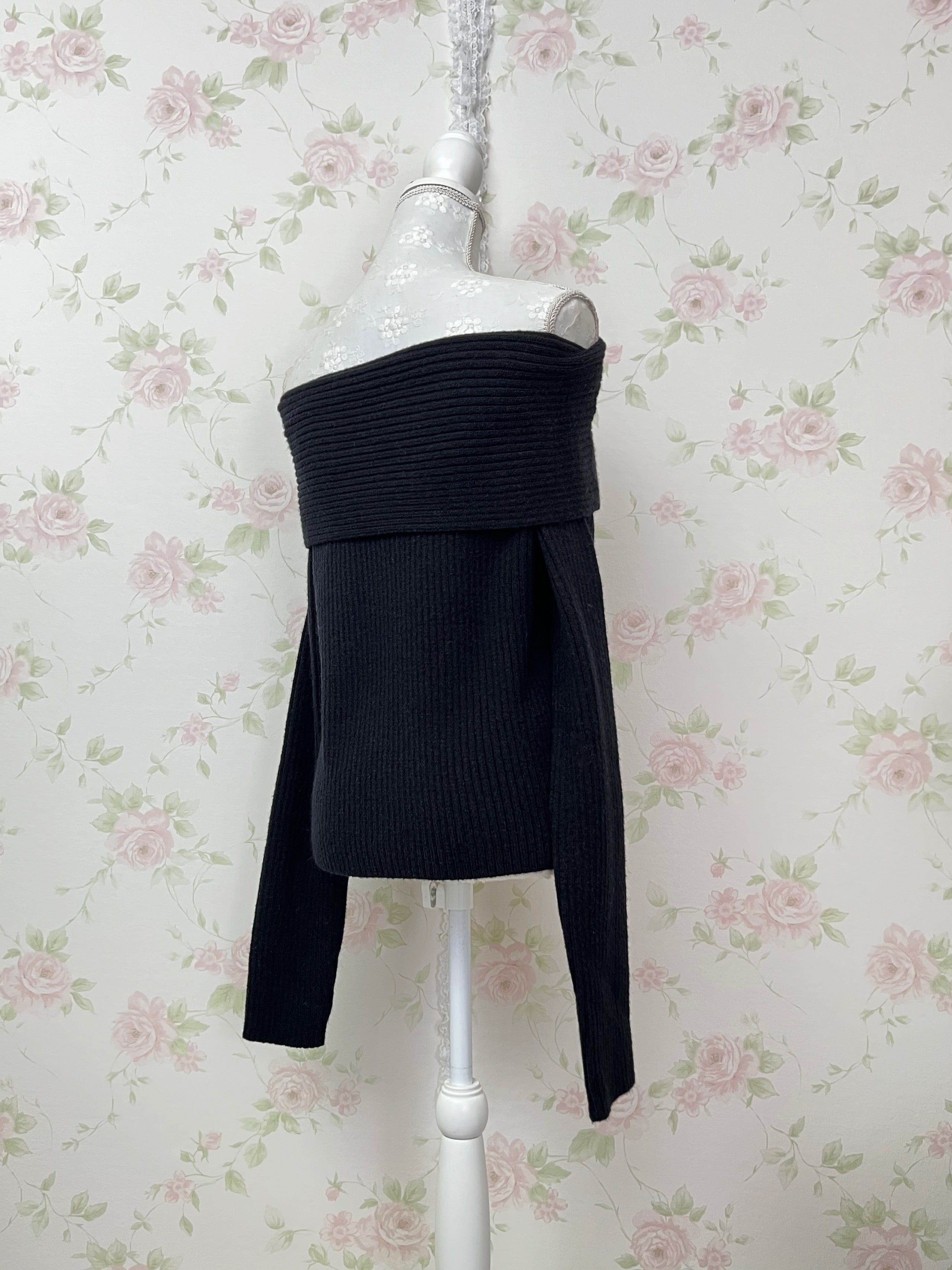Shoujo Off Shoulder Sweater (Black)