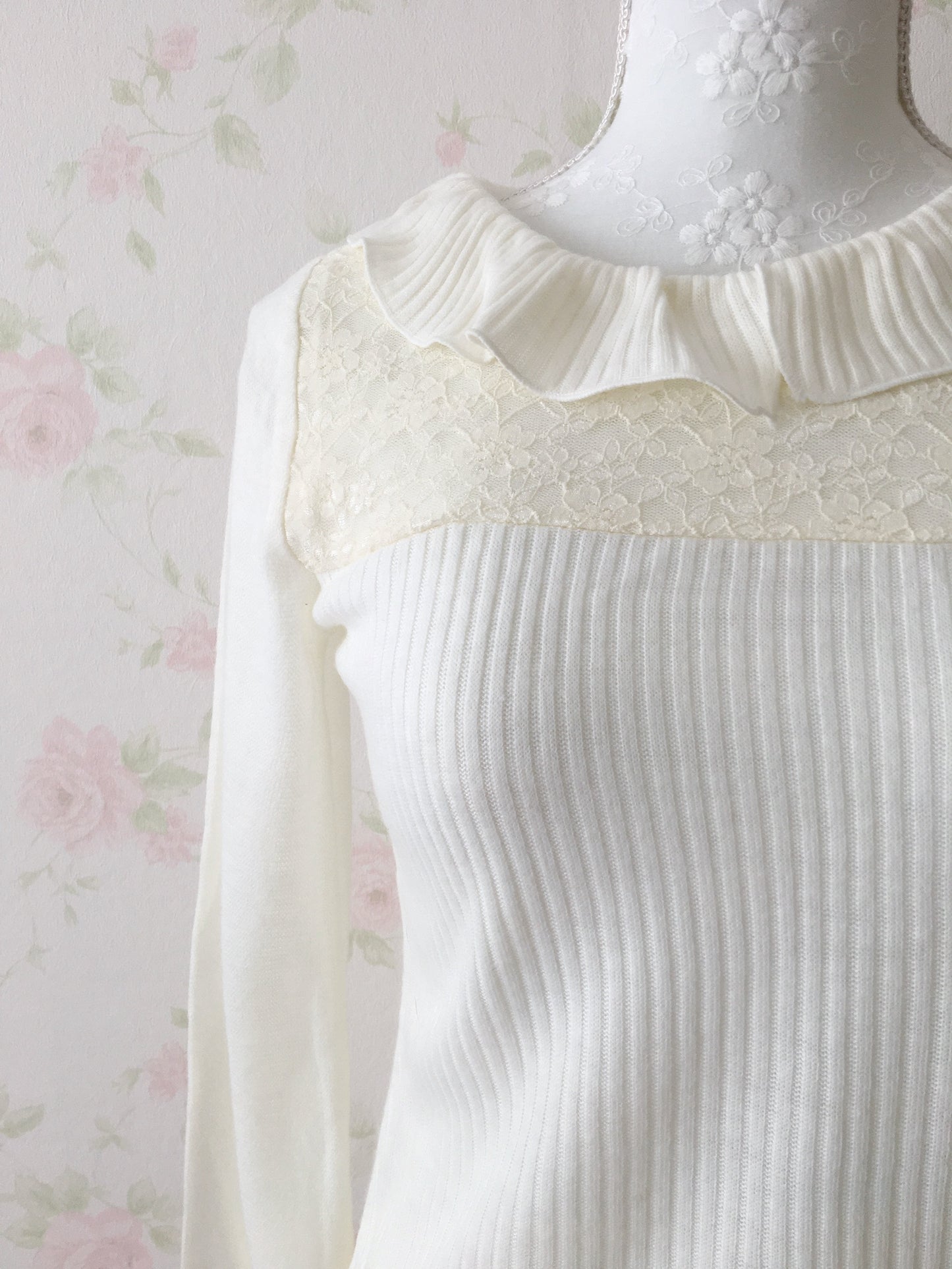 LIZ LISA Ruffled Collar Rib Top (Ivory)