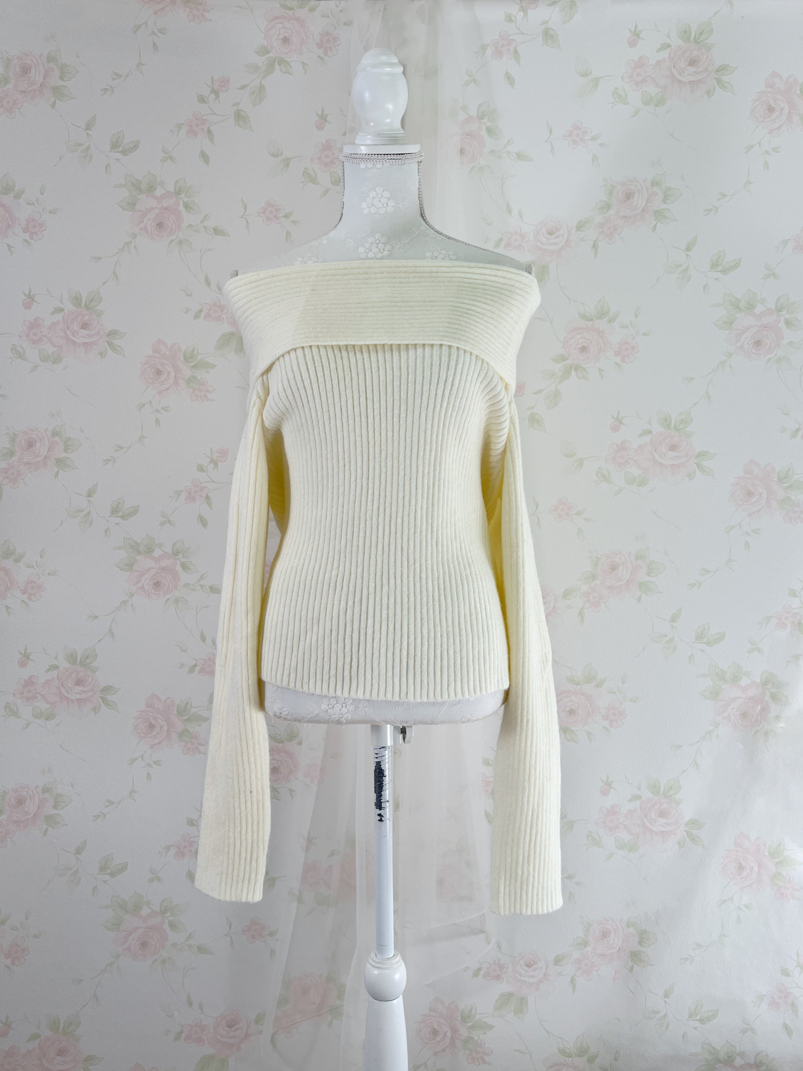 Shoujo Off Shoulder Sweater (Ivory)