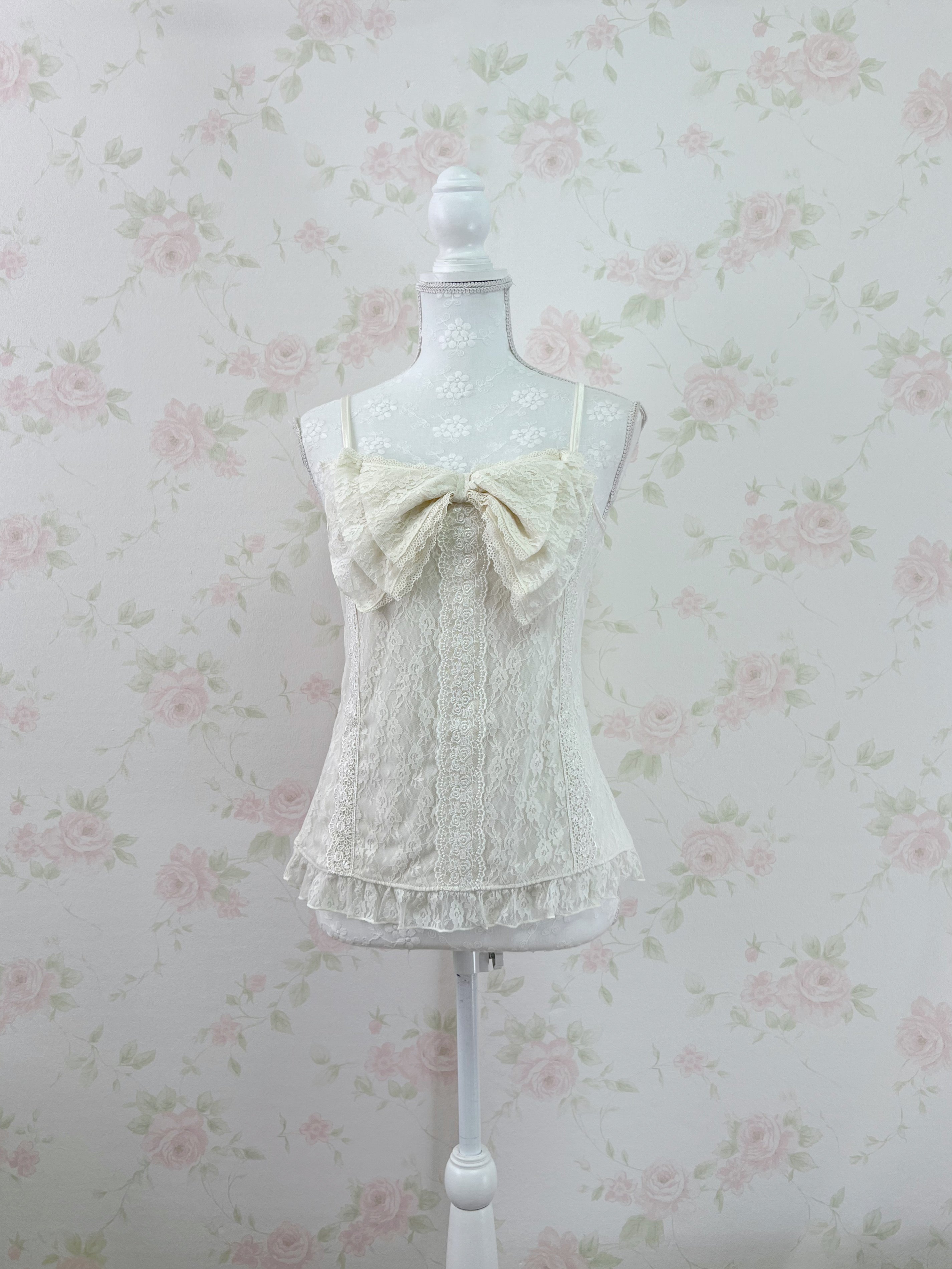 axes femme Y2K Big Bow Lace Camisole (Ivory)