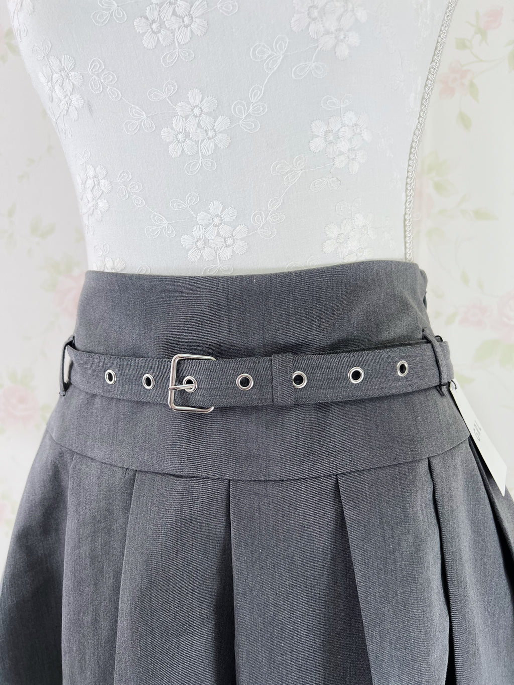 Pleated skirt with belt
