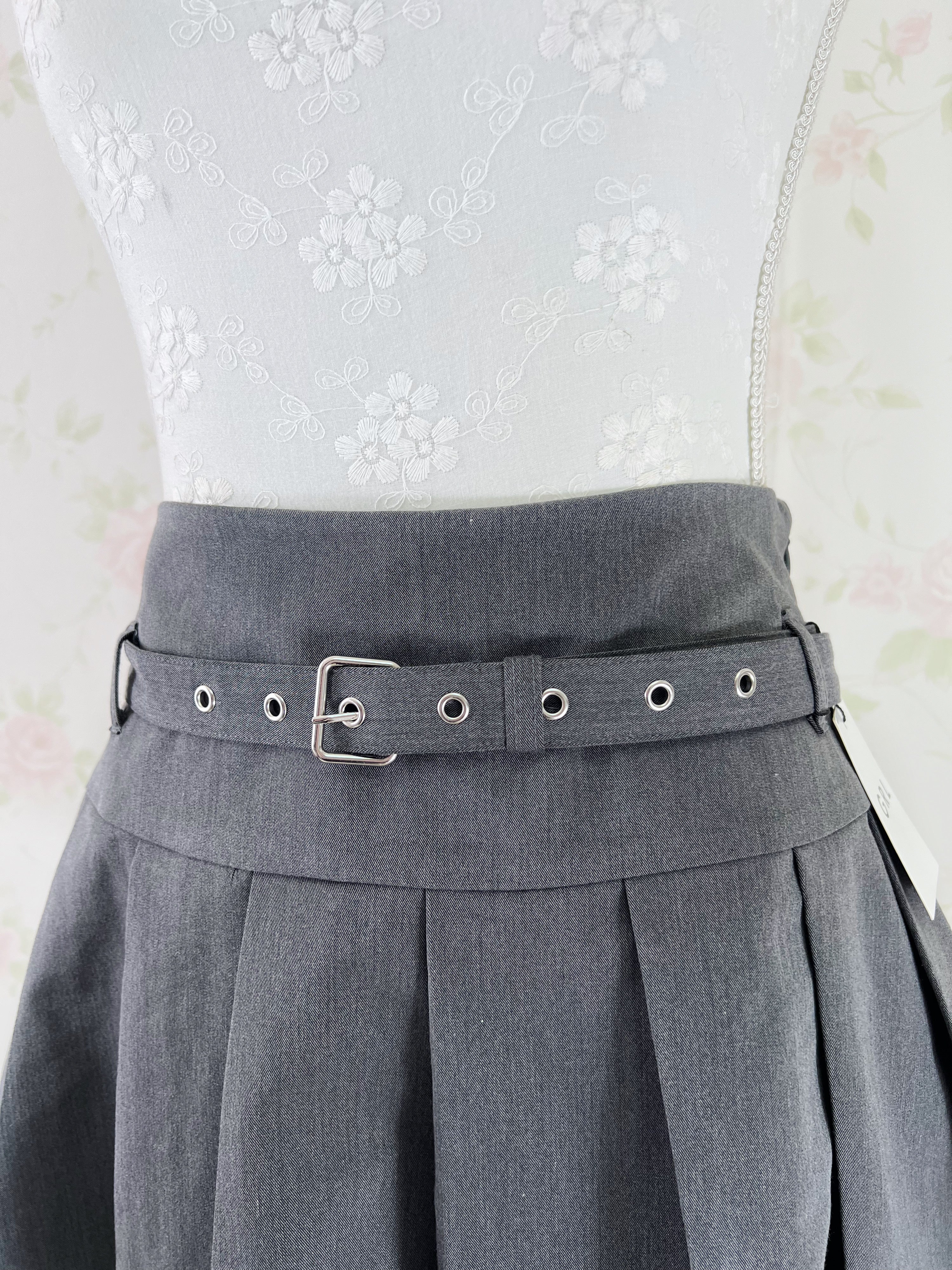 Pleated skirt with belt