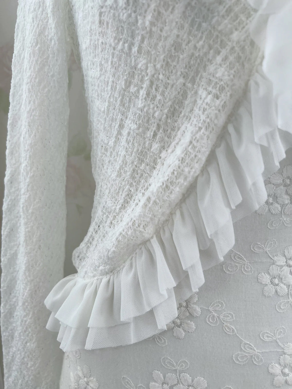 (Pre-order) passion room Frilled Cardigan (White)