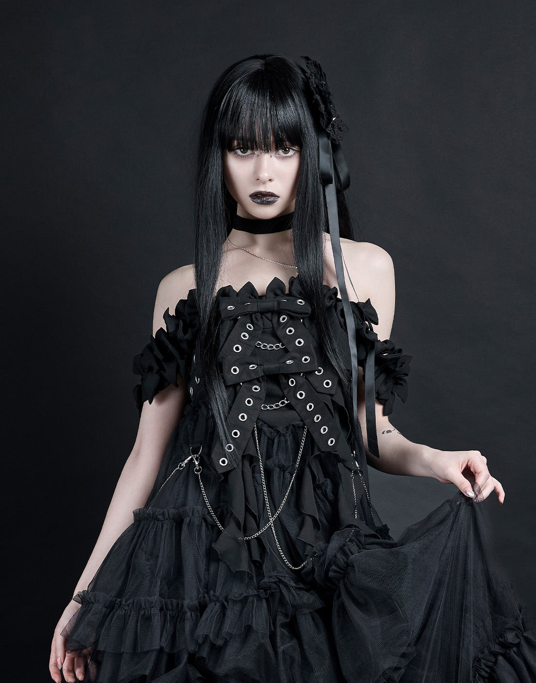 AVENCHUMU Studs and chain ribbon brooch