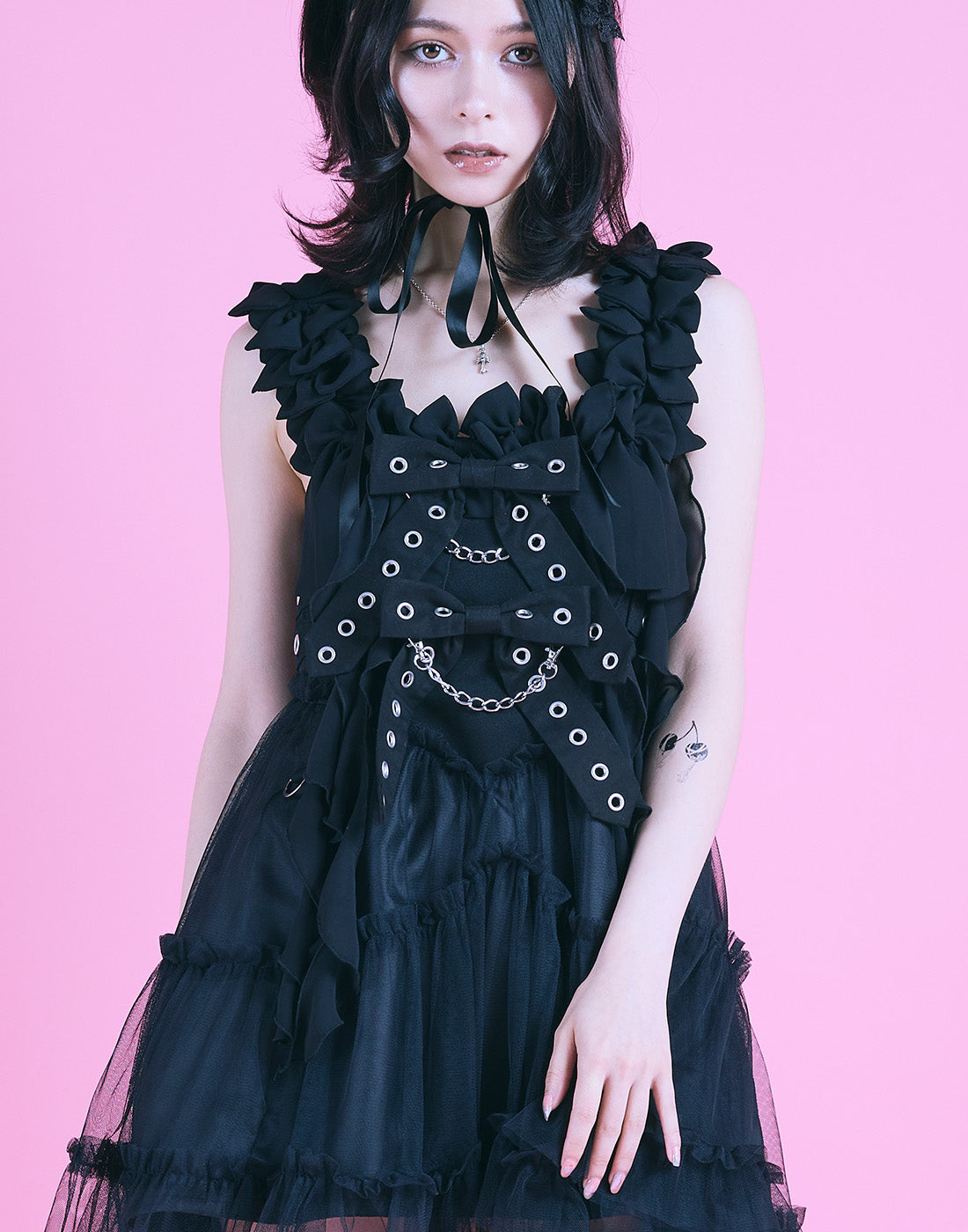 AVENCHUMU Studs and chain ribbon brooch