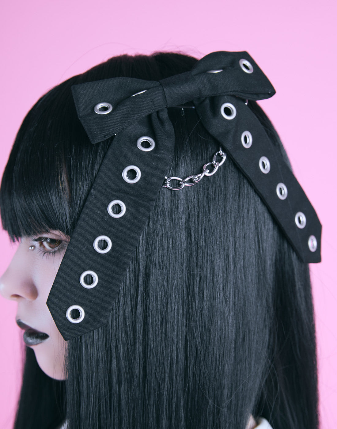 AVENCHUMU Studs and chain ribbon brooch